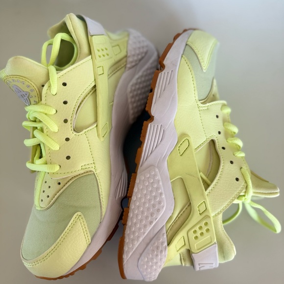 Nike Air Huarache Barely Volt Women’s 8 EU 39 Neon Lime White Gum – Like New - Picture 3 of 7